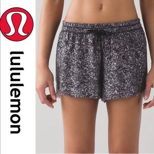 Lululemon Hit It Short (3.5”) Black/white, size 8